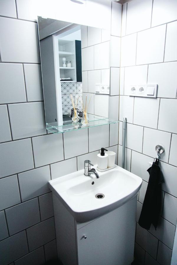 Black & White Apartment With A Gift Soft Panda Budapeste Exterior foto