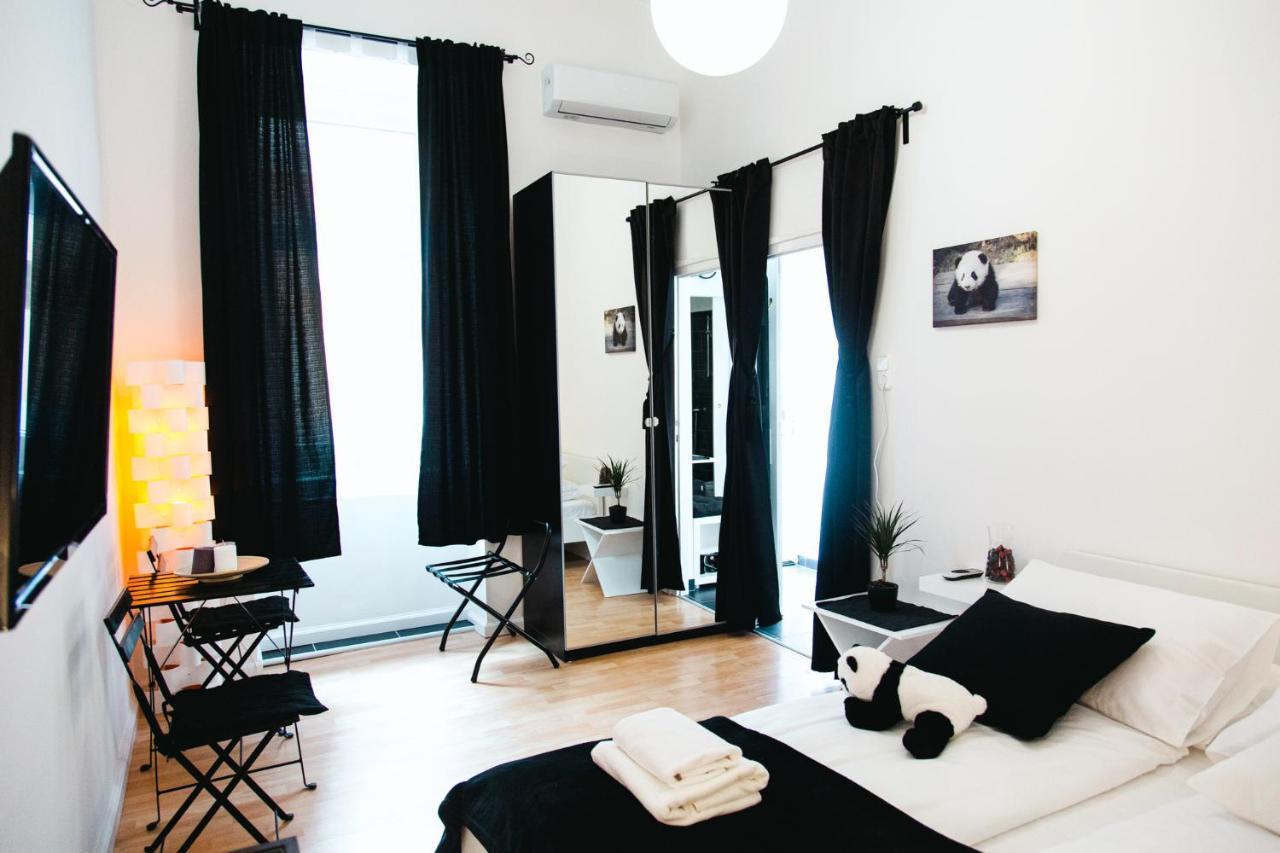 Black & White Apartment With A Gift Soft Panda Budapeste Exterior foto