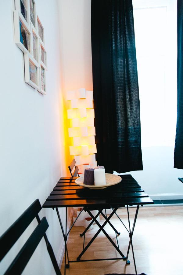 Black & White Apartment With A Gift Soft Panda Budapeste Exterior foto