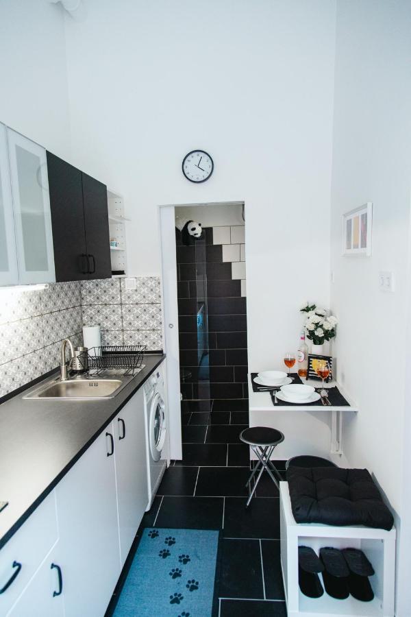 Black & White Apartment With A Gift Soft Panda Budapeste Exterior foto