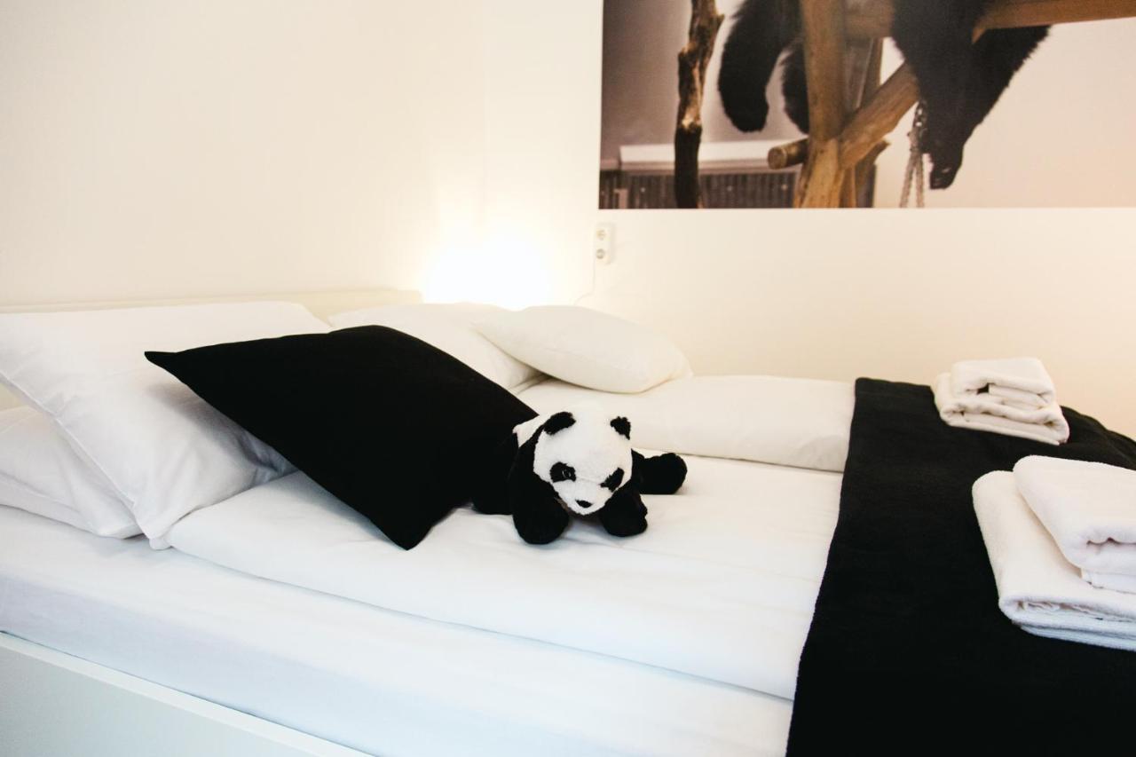 Black & White Apartment With A Gift Soft Panda Budapeste Exterior foto