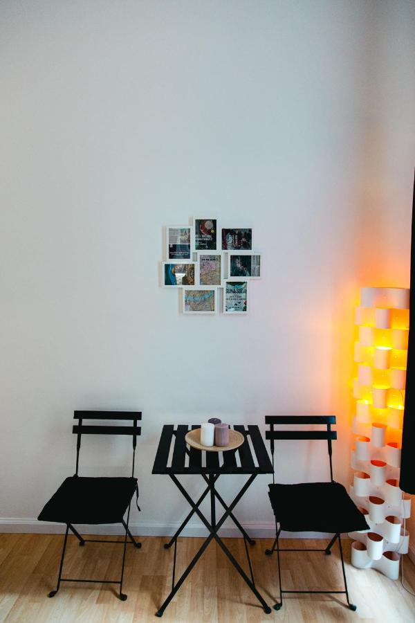 Black & White Apartment With A Gift Soft Panda Budapeste Exterior foto