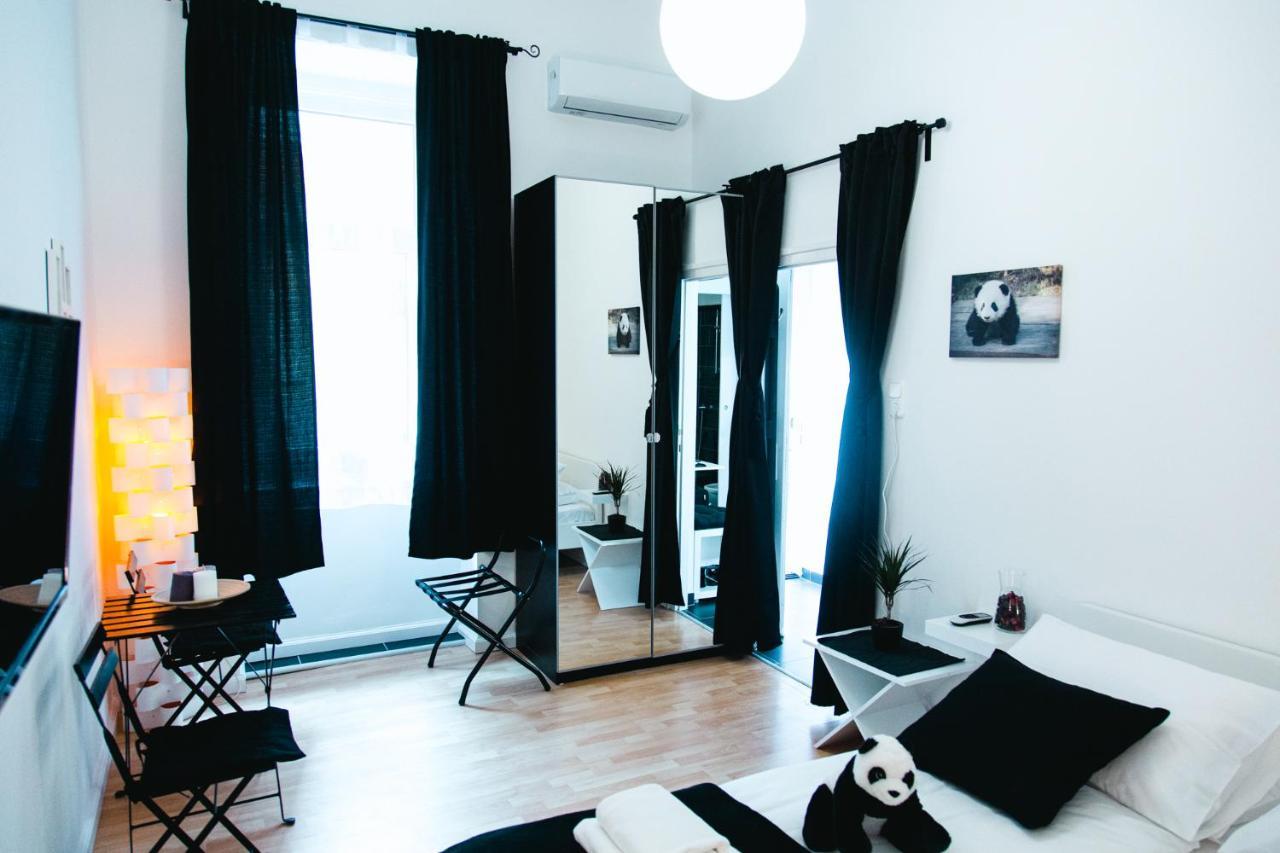 Black & White Apartment With A Gift Soft Panda Budapeste Exterior foto