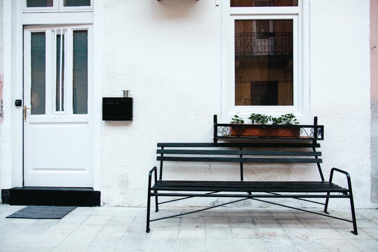 Black & White Apartment With A Gift Soft Panda Budapeste Exterior foto
