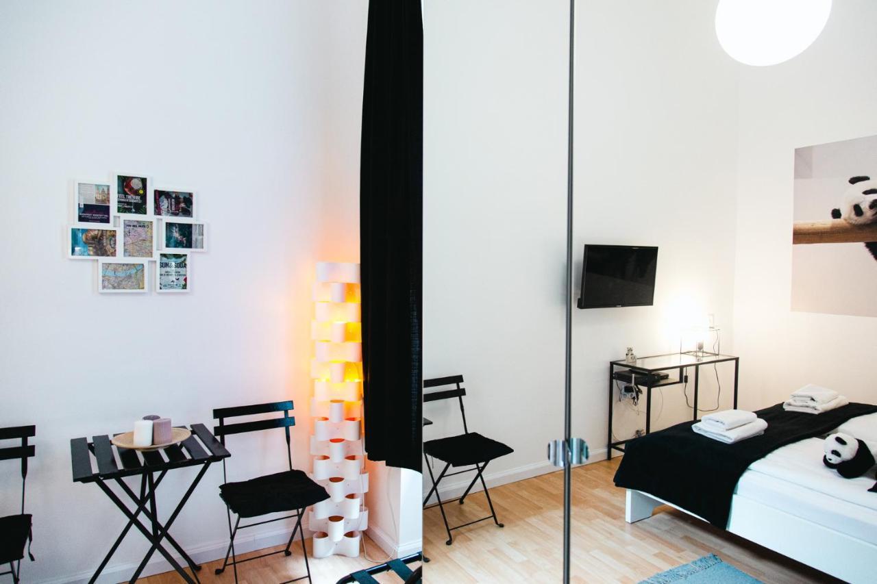 Black & White Apartment With A Gift Soft Panda Budapeste Exterior foto