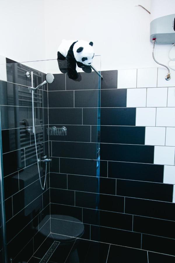 Black & White Apartment With A Gift Soft Panda Budapeste Exterior foto