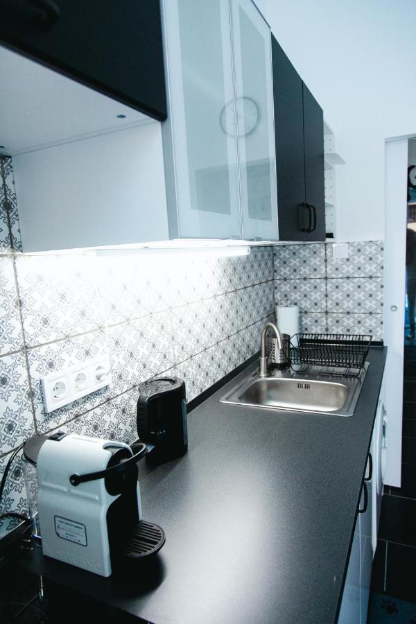 Black & White Apartment With A Gift Soft Panda Budapeste Exterior foto