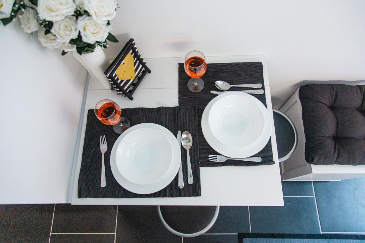Black & White Apartment With A Gift Soft Panda Budapeste Exterior foto