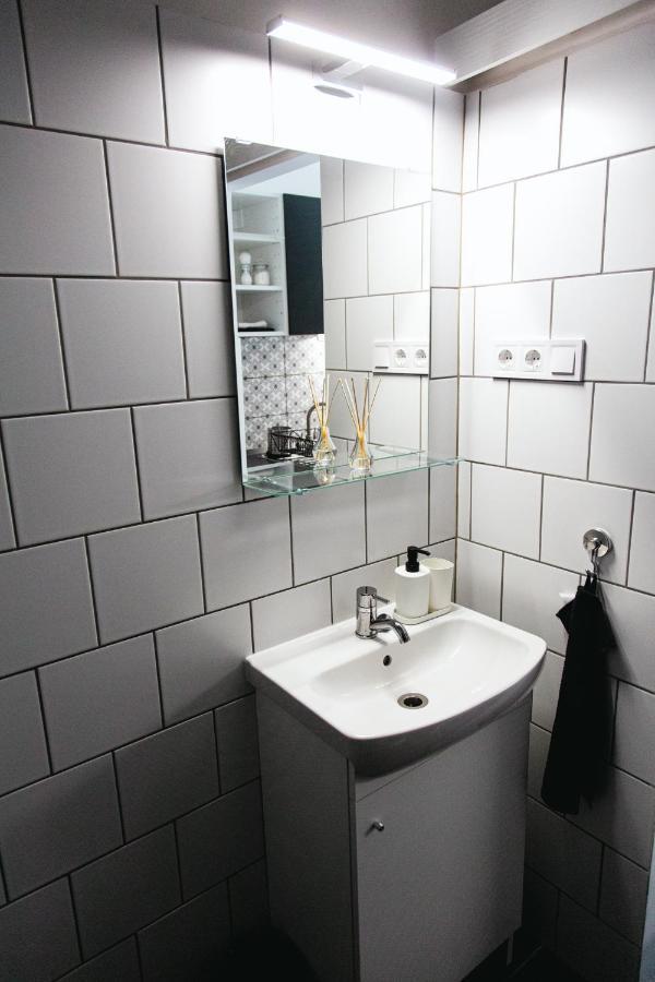 Black & White Apartment With A Gift Soft Panda Budapeste Exterior foto