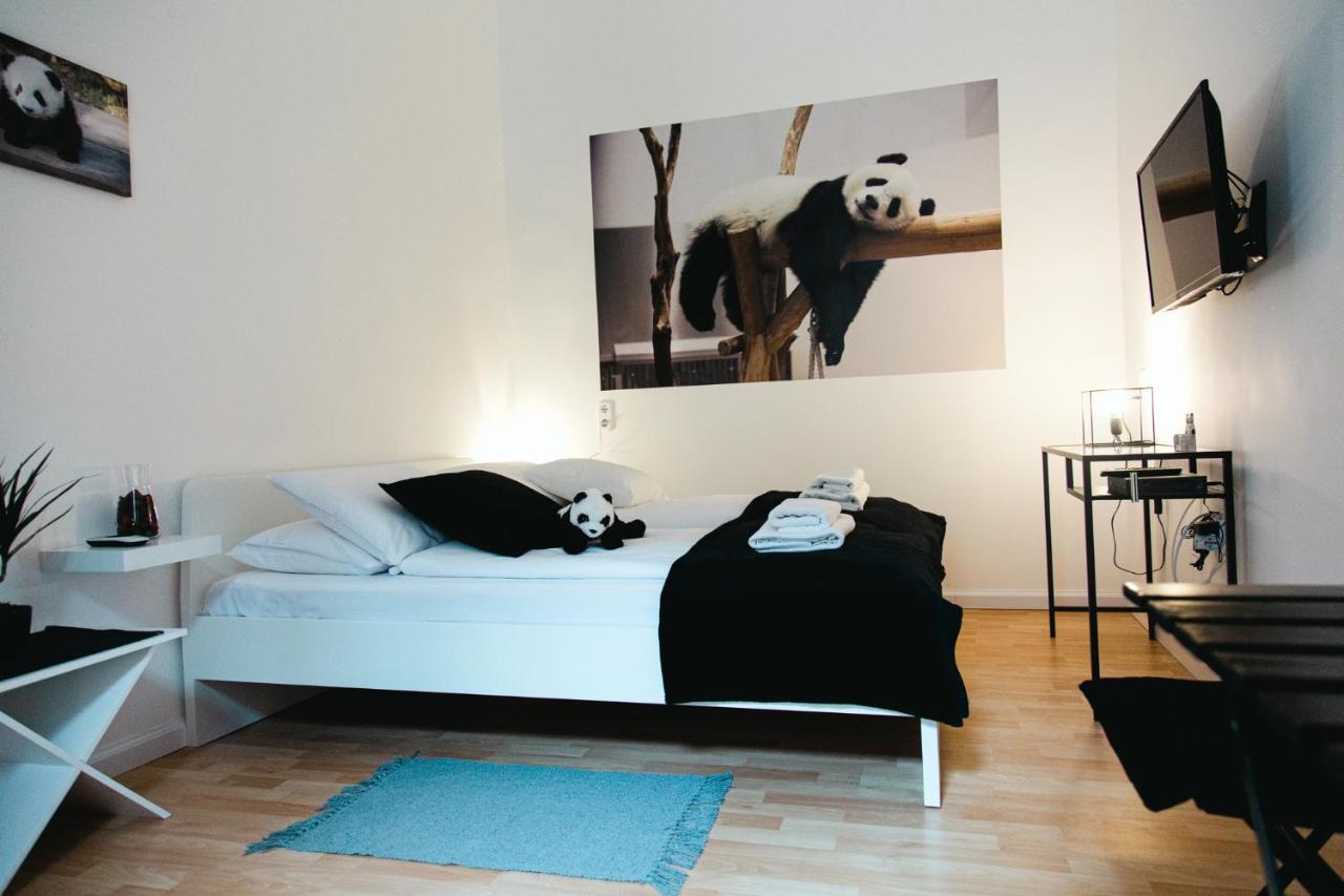 Black & White Apartment With A Gift Soft Panda Budapeste Exterior foto