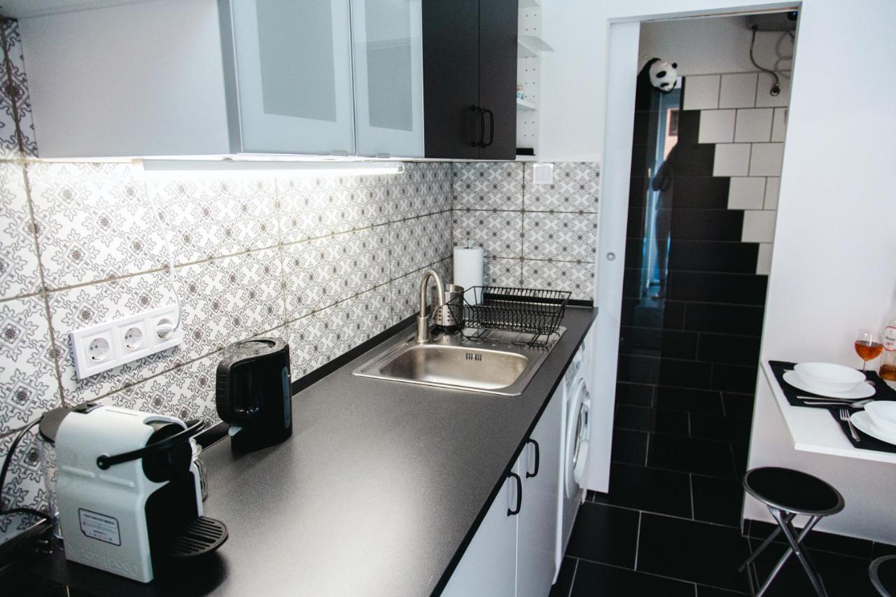 Black & White Apartment With A Gift Soft Panda Budapeste Exterior foto