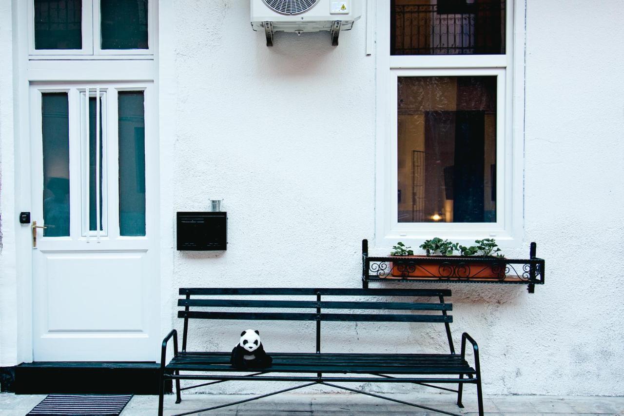 Black & White Apartment With A Gift Soft Panda Budapeste Exterior foto